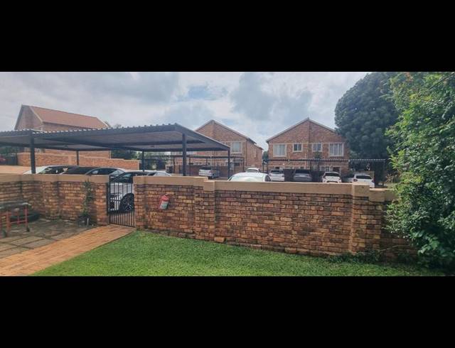 3 BEDROOM TOWNHOUSE FOR SALE IN HEUWELSIG ESTATE